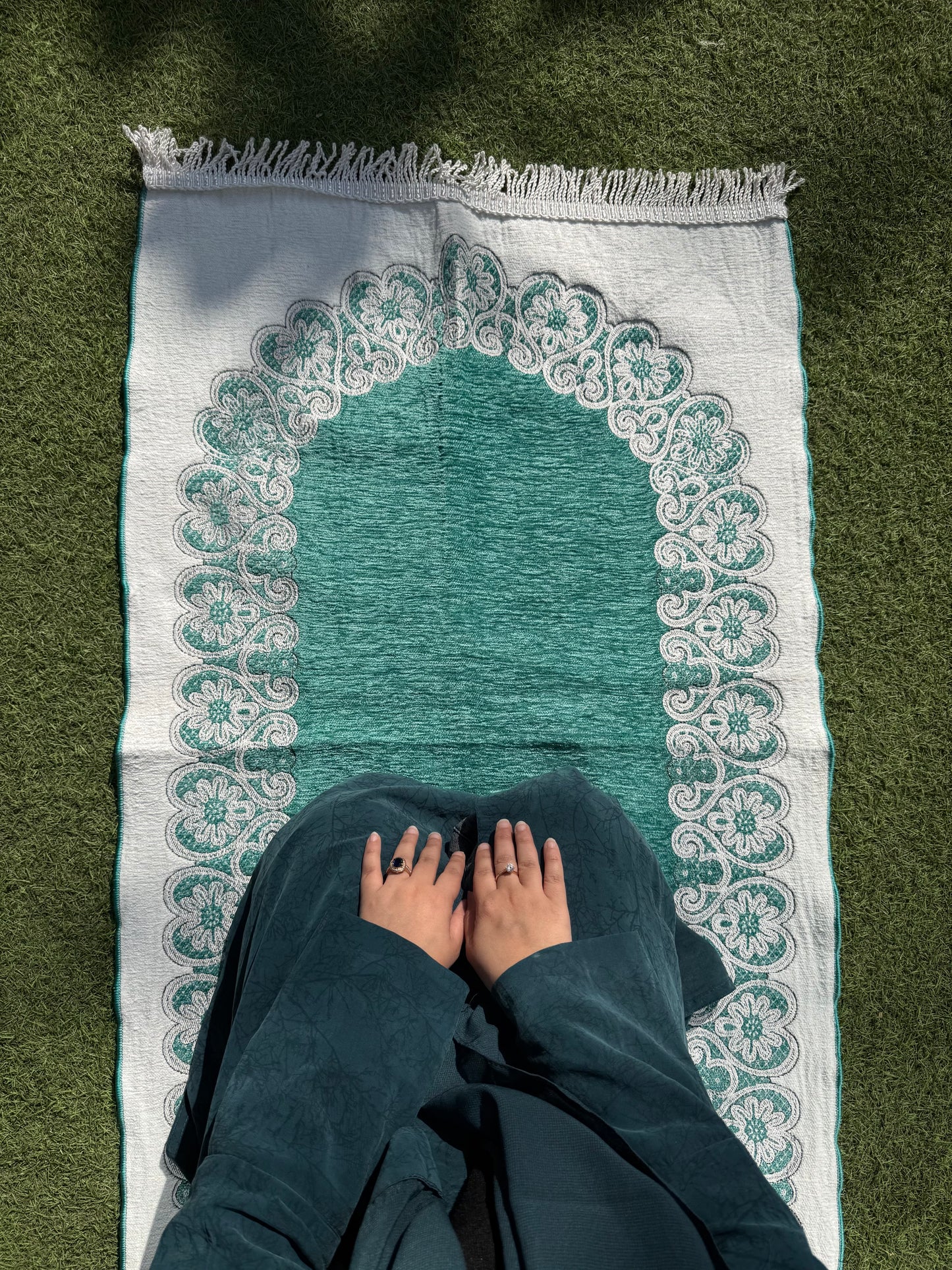 Red & Blue Prayer Mat – Noor Musalla Elegant Islamic Janamaz